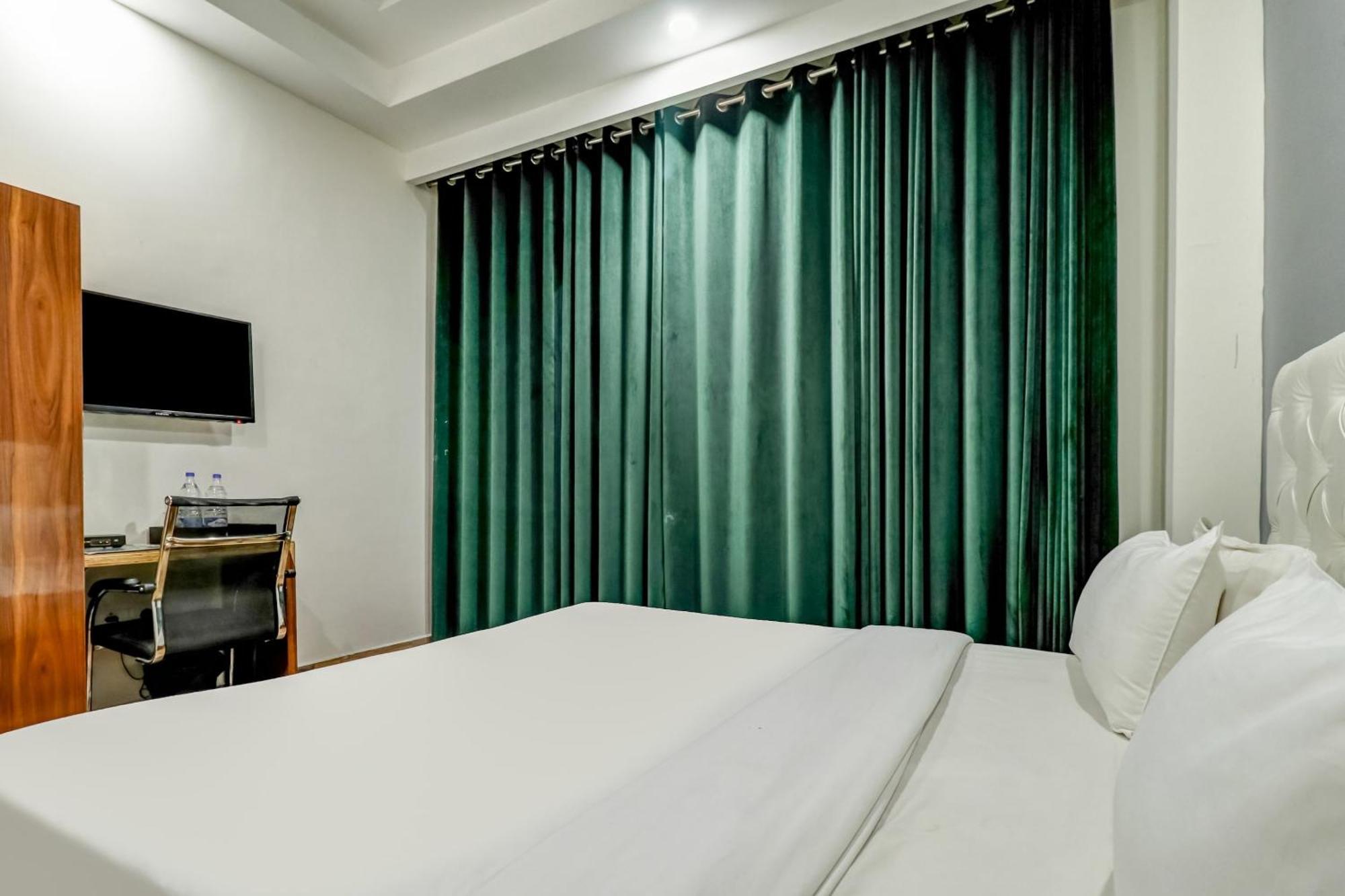Hotel Townhouse Skylight Near Medanta Hospital Gurgaon Exterior foto